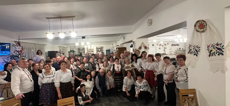 Grup numeros de participanți la o excursie Cristi Rotour, reuniți la o masă festivă