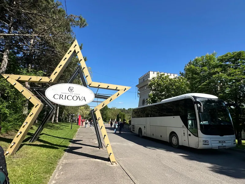 Intrarea la Cricova, cu steaua aurie și autocarul grupului în fundal